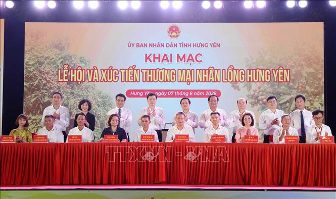 Các đơn vị, địa phương ký kết Biên bản ghi nhớ hợp tác tiêu thụ sản phẩm nhãn lồng Hưng Yên. Ảnh: Thu Hoài - TTXVN
