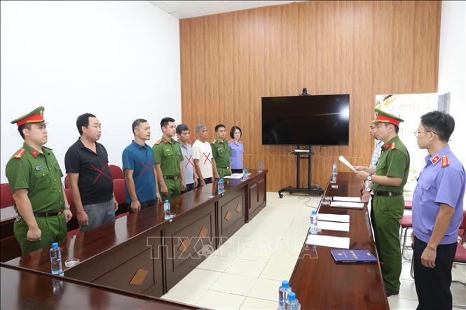 Cơ quan Cảnh sát điều tra, Công an tỉnh Sơn La thi hành các quyết định tố tụng đối với các bị can (dấu X). Ảnh: TTXVN phát