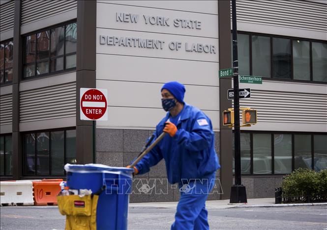 Công nhân vệ sinh môi trường làm việc tại New York, Mỹ. Ảnh: THX/TTXVN phát