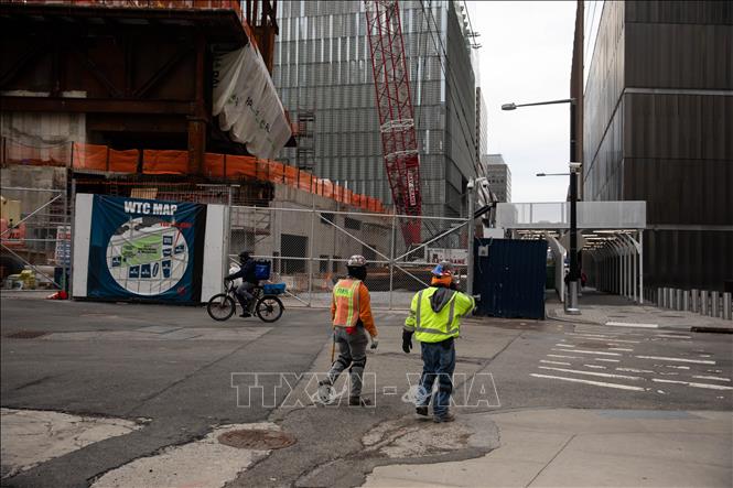 Công nhân làm việc tại công trường xây dựng ở New York, Mỹ. Ảnh: THX/TTXVN phát