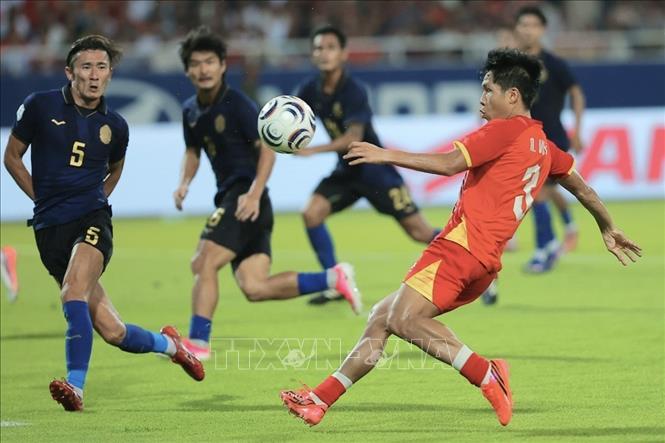 Pha khống chế bóng và dứt điểm của Văn Vĩ. Ảnh: Minh Quyết - TTXVN