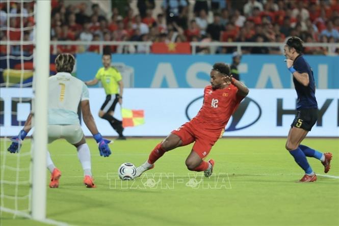 Xuân Son vào sân từ hiệp 2 và góp công trong bàn nâng tỷ số lên 2 - 1 khi cú dứt điểm của tiền đạo này khiến hậu vệ Campuchia lúng túng 