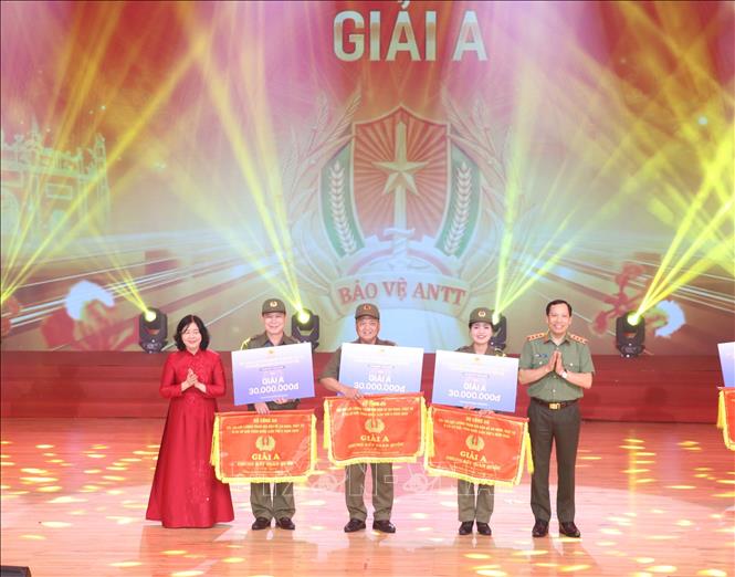Chủ tịch Ủy ban Trung ương Mặt trận Tổ quốc Việt Nam Bùi Thị Minh Hoài và Thượng tướng Lê Văn Tuyến, Thứ trưởng Bộ Công an trao giải A cho các đội có phần thi xuất sắc nhất. Ảnh: Mạnh Tú - TTXVN