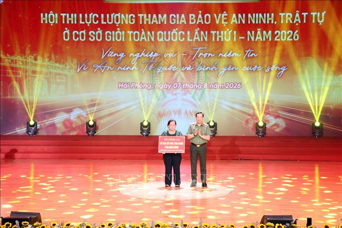 Thượng tướng Lê Văn Tuyến, THứ trưởng Bộ Công an trao số tiền 150 triệu đồng của Bộ Công an hỗ trợ xây nhà cho vợ con đồng chí Huỳnh Trí Phúc, người đã anh dũng hy sinh khi tham gia truy bắt tội phạm vào tháng 3/2025 tại tỉnh Đồng Nai. Ảnh: Mạnh Tú - TTXVN
