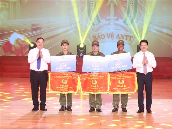 Phó Thủ tướng thường trực Phạm Gia Túc và Bí thư Thành ủy Hải Phòng Lê Ngọc Châu trao giải C cho các đội có phần thi xuất sắc. Ảnh: Mạnh Tú - TTXVN
 