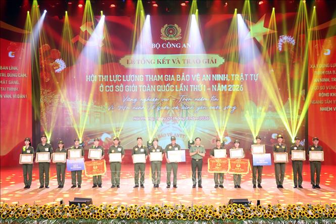 Trao Bằng khen của Bộ trưởng Bộ Công an cho thành viên các đội đoạt giải A tại hội thi. Ảnh: Mạnh Tú - TTXVN