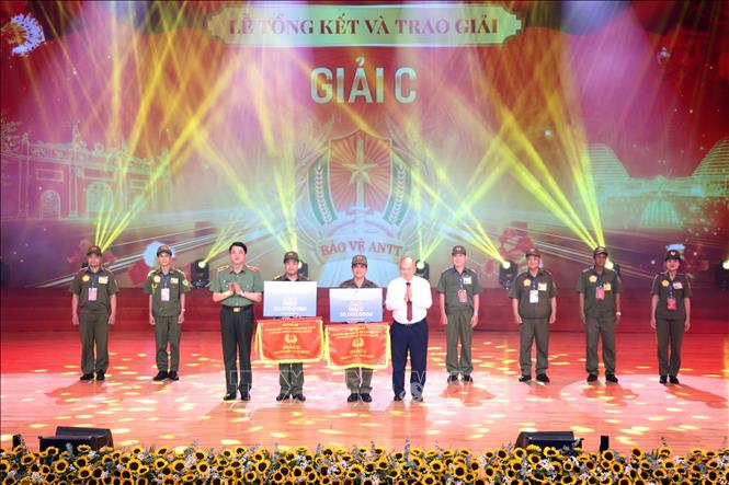 Trao giải C cho các đội có phần thi xuất sắc. Ảnh: Mạnh Tú - TTXVN