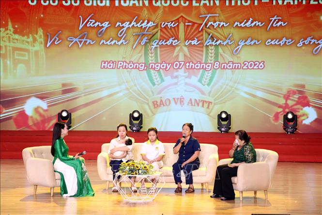 Chia sẻ với thân nhân các đồng chí thuộc lực lượng tham gia bảo vệ an ninh, trật tự ở cơ sở đã hy sinh trong khi làm nhiệm vụ. Ảnh: Mạnh Tú - TTXVN