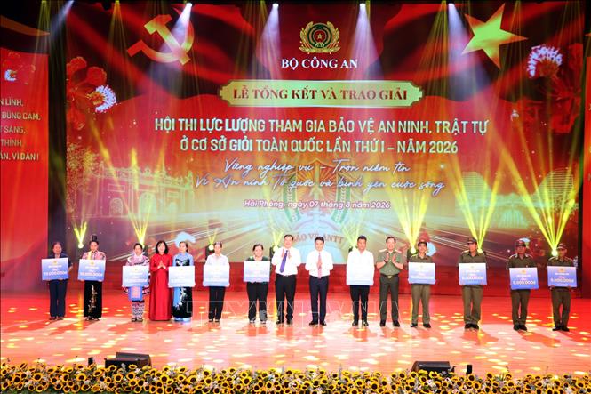 Trao quà tri ân cho các cá nhân và thân nhân các gia đình thành viên lực lượng an ninh trật tự ở cơ sở giỏi đã có nhiều cống hiến, hy sinh vì sự bình yên của cơ sở. Ảnh: Mạnh Tú - TTXVN