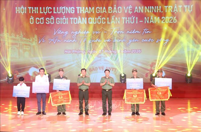 Trao giải phụ cho các đội và cá nhân có phần thi xuất sắc. Ảnh: Mạnh Tú - TTXVN