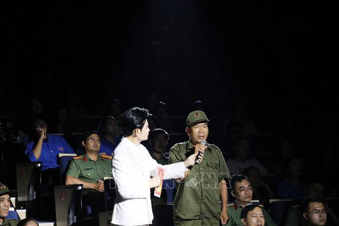 Giao lưu với các đồng chí lực lượng tham gia bảo vệ an ninh, trật tự ở cơ sở tiêu biểu. Ảnh: Mạnh Tú - TTXVN