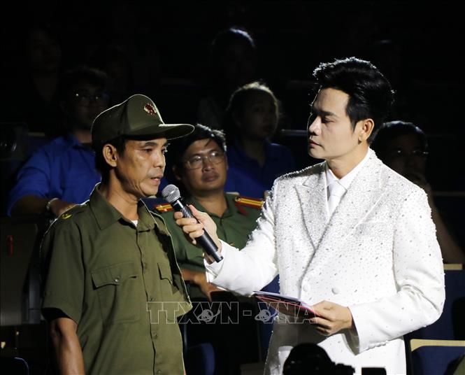 Giao lưu với các đồng chí lực lượng tham gia bảo vệ an ninh, trật tự ở cơ sở tiêu biểu. Ảnh: Mạnh Tú - TTXVN