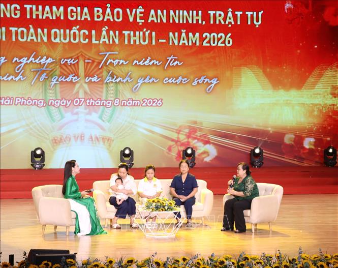 Chia sẻ với thân nhân các đồng chí ở lực lượng tham gia bảo vệ an ninh, trật tự ở cơ sở đã hy sinh trong khi làm nhiệm vụ. Ảnh: Mạnh Tú - TTXVN