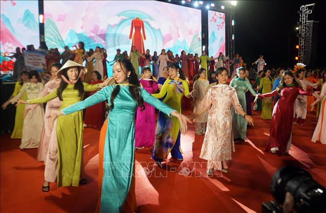 Các tiết mục trình diễn thuộc Lễ hội đường phố Quy Nhơn - Gia Lai 2026 tại đêm khai mạc. Ảnh: Trịnh Bang Nhiệm - TTXVN