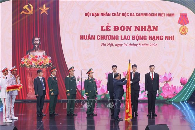 Nhân dịp kỷ niệm 65 năm Thảm họa da cam tại Việt Nam (10/8/1961 - 10/8/2026) và hưởng ứng Ngày Vì nạn nhân chất độc da cam (10/8), sáng 4/8/2026, tại Hà Nội, Hội Nạn nhân chất độc da cam/dioxin Việt Nam tổ chức Lễ đón nhận Huân chương Lao động hạng Nhì và Chương trình nghệ thuật “Hành trình hi vọng”. Ảnh: Hoàng Hiếu - TTXVN