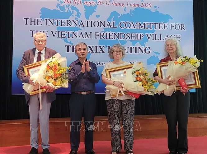 Ngày 30/3/2026, Hội nghị Ủy ban Quốc tế về Làng Hữu nghị Việt Nam lần thứ XIX diễn ra tại Hà Nội nhằm đánh giá kết quả hoạt động 3 năm qua, đồng thời đề ra phương hướng, nhiệm vụ cho giai đoạn tiếp theo. Thừa ủy quyền của Chủ tịch nước, Thượng tướng Phạm Hồng Hương, Phó Chủ tịch Hội Cựu chiến binh Việt Nam đã trao Huân, Huy chương cho các thành viên Ủy ban Quốc tế có nhiều đóng góp cho sự phát triển của Làng Hữu nghị. Ảnh: Phương Thanh - TTXVN
