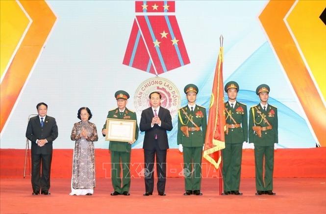Chủ tịch nước Trần Đại Quang trao tặng Huân chương Lao động hạng Nhất cho Hội Nạn nhân chất độc da cam/dioxin Việt Nam, tại Lễ mít tinh kỷ niệm 55 năm Thảm họa da cam ở Việt Nam (10/8/1961 - 10/8/2016), sáng 10/8/2016, tại Hà Nội. Ảnh: Nhan Sáng - TTXVN