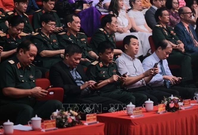 Các đại biểu chuyển khoản ủng hộ nạn nhân chất độc da cam/dioxin  trong Chương trình giao lưu - nghệ thuật “Thắp sáng tương lai”. Đây là hoạt động kỷ niệm 63 năm thảm họa da cam ở Việt Nam (10/8/1961 - 10/8/2024). Ảnh: Hoàng Hiếu - TTXVN