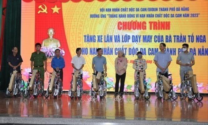 Ban tổ chức trao 14 xe lăn và hỗ trợ máy may cho nạn nhân chất độc da cam/dioxin trong Lễ Phát động Tháng hành động vì nạn nhân chất độc da cam năm 2023 tại Đà Nẵng. Ảnh: Văn Dũng - TTXVN