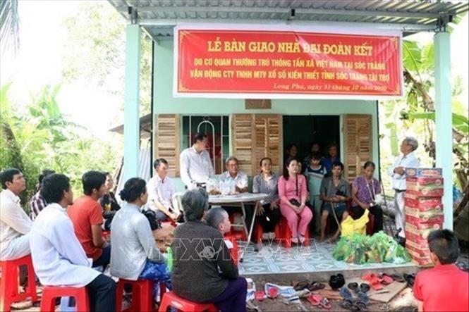 Lễ bàn giao nhà Đại đoàn kết cho nạn nhân chất độc da cam/dioxin do cơ quan thường trú TTXVN tại Sóc Trăng vận động tài trợ. Ảnh: Trung Hiếu - TTXVN