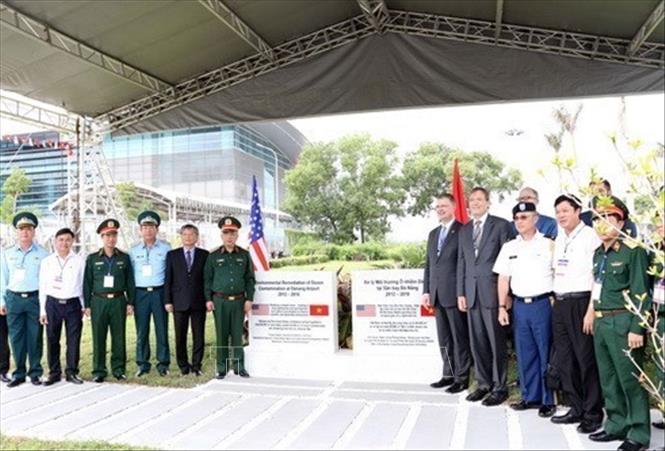 Ngày 7/11/2018, Việt Nam và Mỹ đã hoàn tất Dự án Xử lý môi trường ô nhiễm dioxin tại sân bay Đà Nẵng kéo dài 6 năm với kinh phí 110 triệu USD, một trong 2 điểm nóng ô nhiễm chất độc da cam/dioxin lớn nhất ở Việt Nam, sau sân bay Biên Hòa (Đồng Nai). Ảnh: Nguyễn Sơn – TTXVN