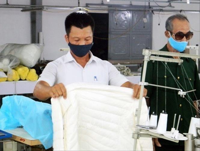 Anh Nguyễn Văn Hùng (trái), xã Tiên Sơn, thị xã Duy Tiên, tỉnh Hà Nam là nạn nhân chất độc da cam/dioxin gián tiếp loại 2 (ảnh hưởng từ người cha) đã vượt khó vươn lên phát triển kinh tế hộ gia đình. Ảnh: Đại Nghĩa - TTXVN