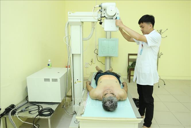 Trong hai ngày 26 và 27/6/2025, tại thành phố Lạng Sơn, Hội Chữ thập đỏ tỉnh Lạng Sơn phối hợp với Bệnh viện Y học cổ truyền tỉnh tổ chức khám, cấp phát thuốc miễn phí cho nạn nhân nhiễm chất độc da cam/dioxin. Ảnh: Anh Tuấn -TTXVN 