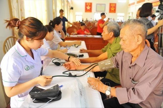 Nhân ngày Vì nạn nhân chất độc da cam (10/8), sáng 10/8/2019, Hội Nạn nhân chất độc da cam/dioxin, Hội Chữ thập đỏ tỉnh Ninh Bình phối hợp cùng Bệnh viện Hữu nghị Việt Đức tổ chức khám bệnh, tư vấn sức khỏe, cấp thuốc miễn phí cho nạn nhân chất độc da cam/dioxin tại huyện Kim Sơn. Ảnh: Minh Đức - TTXVN