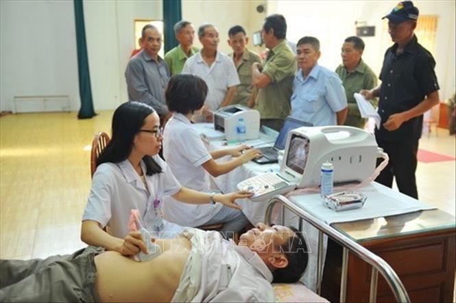 Nhân ngày Vì nạn nhân chất độc da cam (10/8), sáng 10/8/2019, Hội Nạn nhân chất độc da cam/dioxin, Hội Chữ thập đỏ tỉnh Ninh Bình phối hợp cùng Bệnh viện Hữu nghị Việt Đức tổ chức khám bệnh, tư vấn sức khỏe, cấp thuốc miễn phí cho nạn nhân chất độc da cam/dioxin tại huyện Kim Sơn. Ảnh: Minh Đức - TTXVN