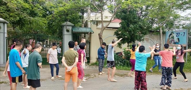 Một buổi phát triển vận động ngoài trời giúp nâng cao thể chất cho nạn nhân chất độc da cam/dioxin tại Trung tâm Chăm sóc nuôi dưỡng và Điều trị nạn nhân bị nhiễm chất độc da cam/dioxin Hà Nội. Ảnh: TTXVN phát