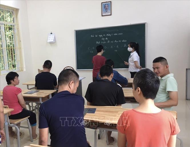 Một giờ học văn hóa của nạn nhân chất độc da cam/dioxin tại Trung tâm Chăm sóc nuôi dưỡng và Điều trị nạn nhân bị nhiễm chất độc da cam/dioxin Hà Nội. Ảnh: TTXVN phát