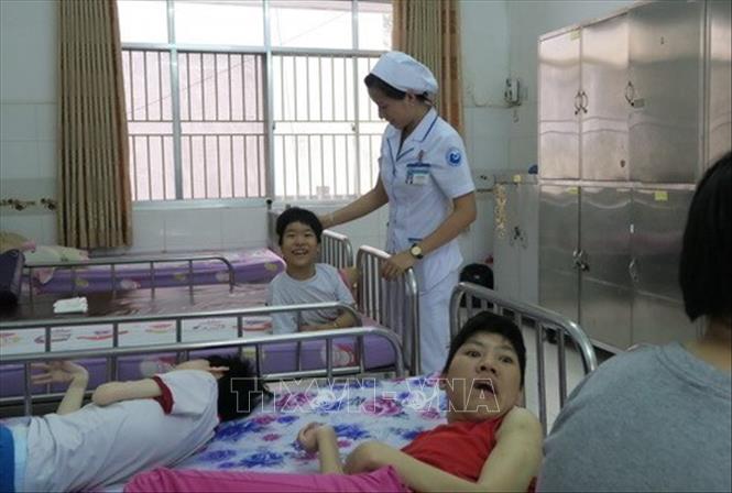Làng Hòa Bình trong khuôn viên bệnh viện Từ Dũ thành phố Hồ Chí Minh là nơi cưu mang, nuôi dưỡng hơn 400 trẻ khuyết tật đa số bị ảnh hưởng bởi chất độc da cam/dioxin. Làng Hòa Bình có 39 cán bộ, nhân viên thì có 36 người là nữ chăm lo toàn bộ việc ăn uống, chăm sóc sức khỏe, tập trị liệu, dạy chữ cho các em. Ảnh: Đinh Hằng - TTXVN