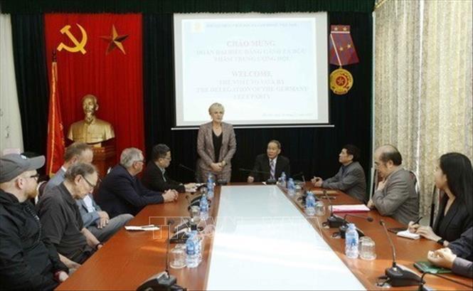 Chiều 20/11/2018, tại Hà Nội, đoàn đại biểu Đảng Cánh tả Cộng hòa Liên bang Đức do bà Simone Oldenburg, Phó Chủ tịch Đảng làm trưởng đoàn đến làm việc với Hội Nạn nhân chất độc da cam/dioxin Việt Nam. Ảnh: Doãn Tấn - TTXVN