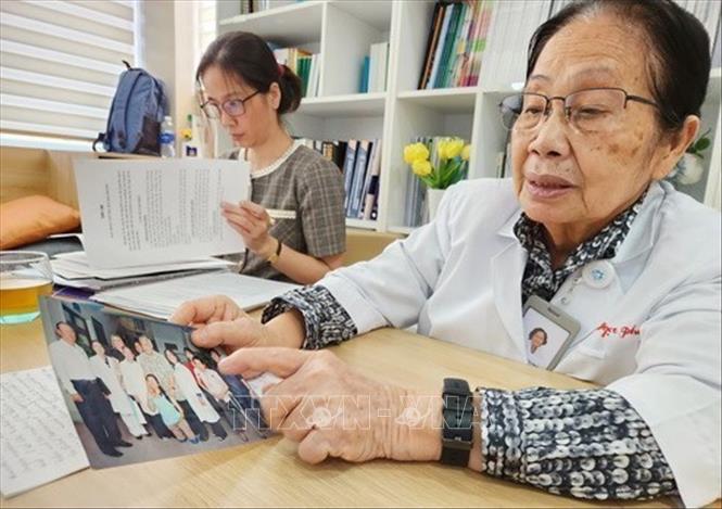 Giáo sư, Bác sĩ Nguyễn Thị Ngọc Phượng là Nguyên Giám đốc Bệnh viện Từ Dũ Thành phố Hồ Chí Minh, Nguyên Phó Chủ tịch Hội Nạn nhân chất độc da cam/dioxin Việt Nam, hiện là Phó Chủ tịch Hội Sản phụ khoa Việt Nam được vinh danh ở Giải thưởng Ramon Magsaysay (được xem là giải thưởng Nobel Châu Á) năm 2024, chia sẻ về hành trình gần 50 năm đi tìm công lý cho nạn nhân da cam/dioxin. Ảnh: Đinh Hằng - TTXVN