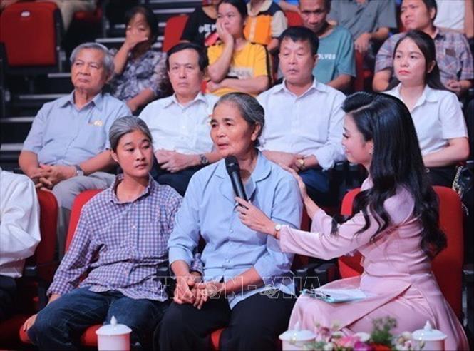 Bà Nguyễn Thị Đàn chia sẻ những khó khăn, vất vả khi cả 4 người con đều là nạn nhân chất độc da cam thế hệ thứ 2 trong Chương trình giao lưu - nghệ thuật “Thắp sáng tương lai”. Đây là hoạt động kỷ niệm 63 năm thảm họa da cam ở Việt Nam (10/8/1961 - 10/8/2024), Ngày Vì nạn nhân chất độc da cam (10/8), tuyên truyền, nâng cao nhận thức của cộng đồng xã hội về hậu quả nặng nề của chất độc hóa học trong chiến tranh ở Việt Nam. Ảnh: Hoàng Hiếu - TTXVN