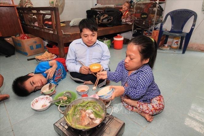 Gia đình anh Phạm Văn Bưởi và chị Nguyễn Thị Viễn, xã Mông Thọ A, huyện Châu Thành, tỉnh Kiên Giang có 3 con bị nhiễm chất độc da cam/dioxin (2016). Ảnh: Anh Tuấn - TTXVN