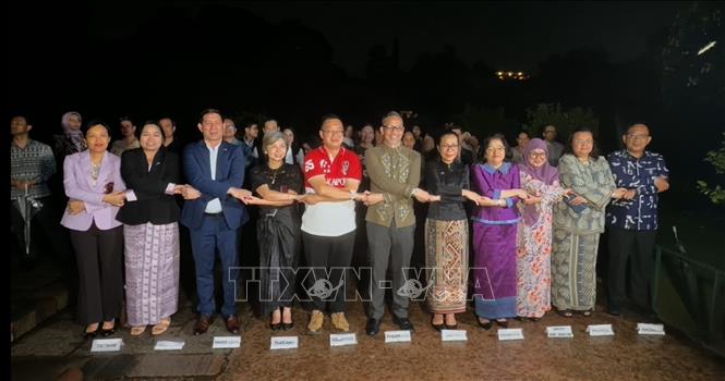 Các Đại sứ, Đại biện lâm thời và đại diện các nước thành viên ASEAN cùng thực hiện nghi thức bắt tay theo truyền thống ASEAN và chụp ảnh lưu niệm tại buổi lễ. Ảnh: Ngọc Thúy - P/v TTXVN tại Ấn Độ.