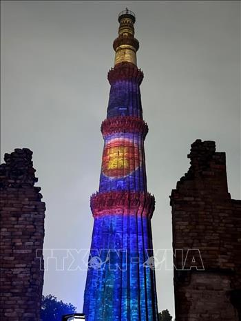 Hình ảnh lá cờ ASEAN hiện lên rực rỡ trên tòa tháp Qutub Minar cổ kính ở thủ đô New Delhi. Ảnh: Quang Trung - P/v TTXVN tại Ấn Độ.
