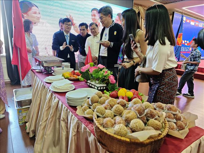 Giới thiệu ẩm thực Việt Nam đến các Đại sứ ASEAN. Ảnh: Tâm Hằng -PV TTXVN tại LB Nga