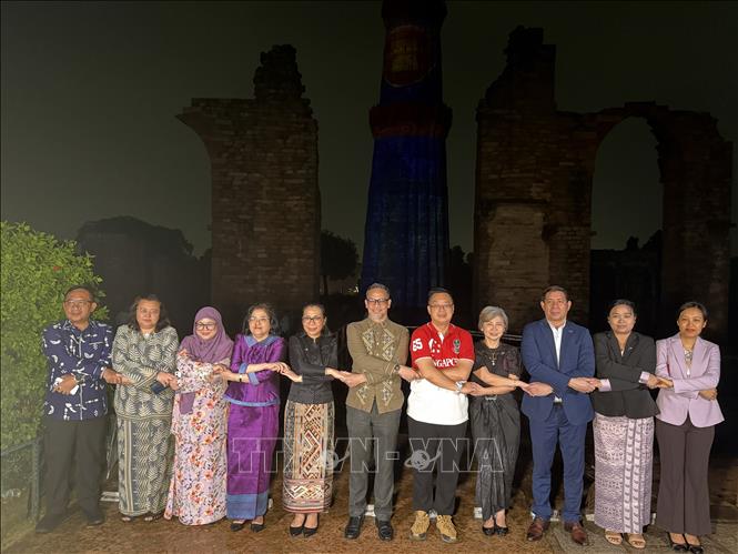 Các Đại sứ, Đại biện lâm thời và đại diện các nước thành viên ASEAN cùng thực hiện nghi thức bắt tay theo truyền thống ASEAN và chụp ảnh lưu niệm tại buổi lễ. Ảnh: Ngọc Thúy - P/v TTXVN tại Ấn Độ.