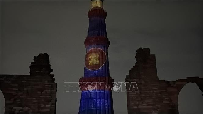 Hình ảnh lá cờ ASEAN hiện lên rực rỡ trên tòa tháp Qutub Minar cổ kính ở thủ đô New Delhi. Ảnh: Ngọc Thúy - P/v TTXVN tại Ấn Độ