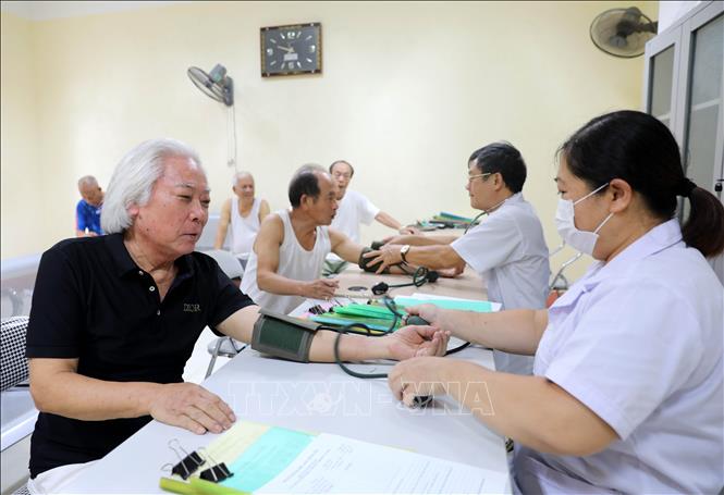 Nạn nhân dân cam được khám sức khỏe, thực hiện quy trình tẩy độc tại Trung tâm tẩy độc da cam (Hội nạn nhân chất độc da cam/dioxin tỉnh Hưng Yên). Ảnh: Thế Duyệt - TTXVN