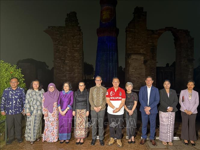 Các Đại sứ, Đại biện lâm thời và đại diện các nước thành viên ASEAN chụp ảnh lưu niệm tại buổi lễ. Ảnh: Ngọc Thúy - P/v TTXVN tại Ấn Độ.