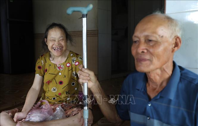 Tuổi đã cao, sức đã yếu, điều cựu chiến binh Trần Văn Đãn (thôn Thiện Tường, xã Nam Cường, tỉnh Hưng Yên) lo lắng nhất là số phận của con gái khi một ngày nào đó vợ chồng ông không còn nữa. Ảnh: Thế Duyệt – TTXVN