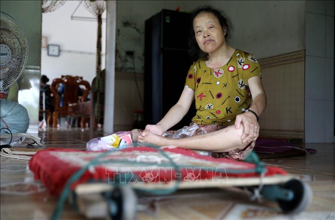 Dù đã gần 50 tuổi nhưng chị Trần Thị Mai (sinh năm 1978, thôn Thiện Tường, xã Nam Cường, tỉnh Hưng Yên) vẫn cần có bàn tay của cha mẹ trong sinh hoạt hàng ngày. Ảnh: Thế Duyệt – TTXVN