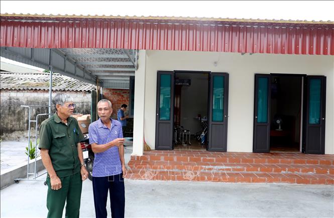 Từ sự giúp đỡ của Hội Nạn nhân chất độc da cam/dioxin tỉnh Hưng Yên cùng các nhà hảo tâm và họ hàng, người thân, chị Nguyễn Thị Làn (sinh năm 1977, thôn Văn Cẩm, xã Diên Hà, tỉnh Hưng Yên) đã xây dựng được căn nhà kiên cố với kinh phí hơn 170 triệu đồng. Ảnh: Thế Duyệt - TTXVN