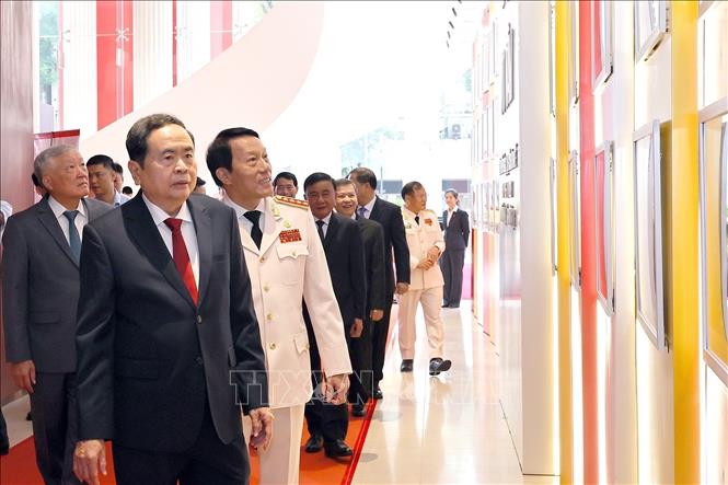 Chủ tịch Quốc hội Trần Thanh Mẫn dự Lễ kỷ niệm 70 năm Ngày truyền thống lực lượng Cảnh sát kinh tế. Ảnh: Doãn Tấn - TTXVN