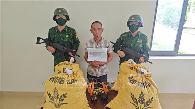 Đối tượng Nguyễn Duy Khánh cùng tang vật bị bắt giữ. Ảnh: TTXVN phát