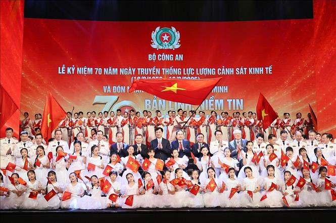 Chủ tịch Quốc hội Trần Thanh Mẫn với đại biểu dự lễ kỷ niệm. Ảnh: Doãn Tấn - TTXVN