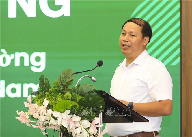 Tiến sĩ Trương Tất Đơ, Cục Lâm nghiệp Kiểm lâm, tham luận về khung pháp lý về thị trường các-bon rừng tại Việt Nam. Ảnh: Xuân Tư - TTXVN
